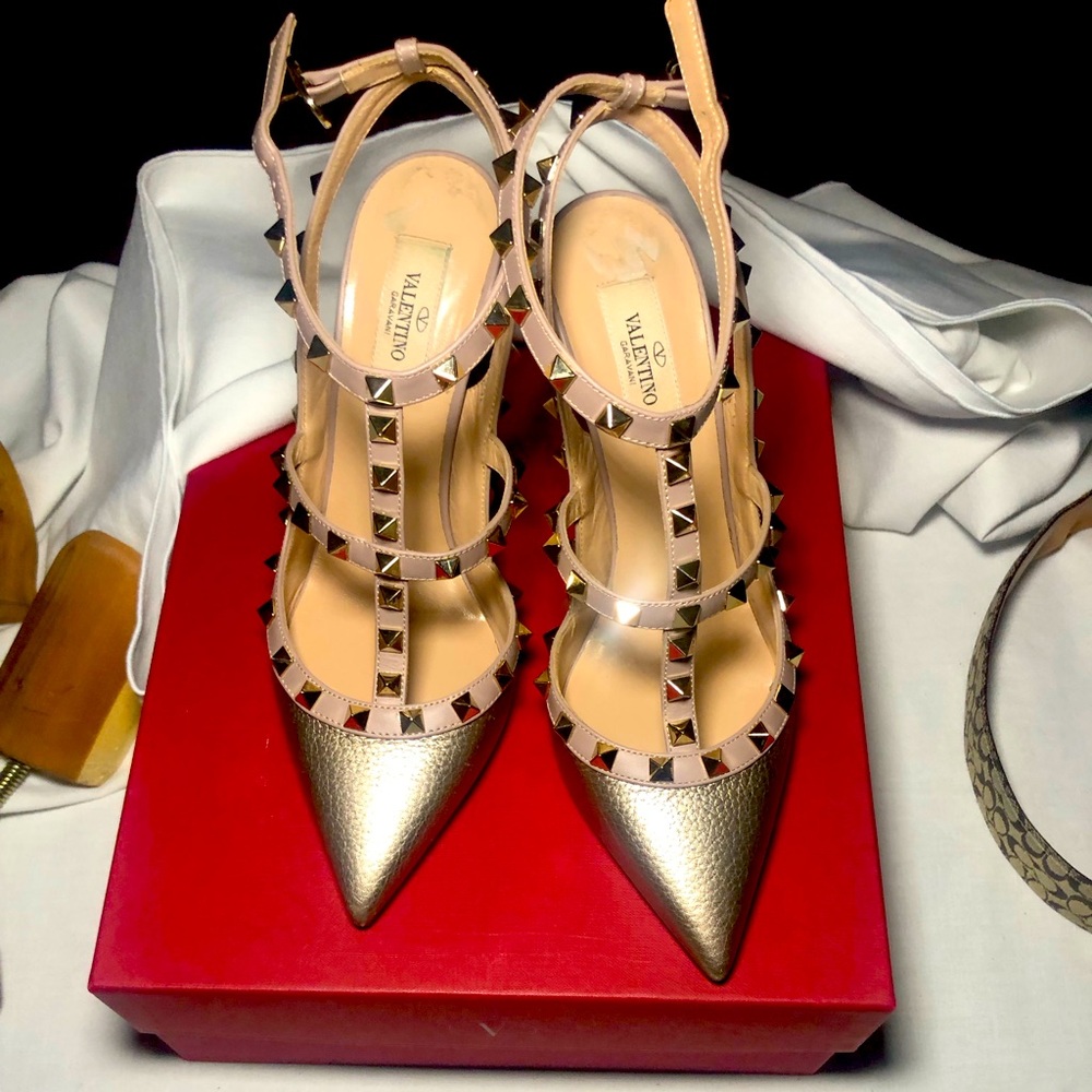 ROCKSTUD METALLIC ANKLE STRAP PUMP 100 MM Heel height.